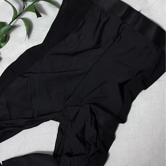 Fashion Nova NEW two piece biker short & bra set. - Picture 2 of 4